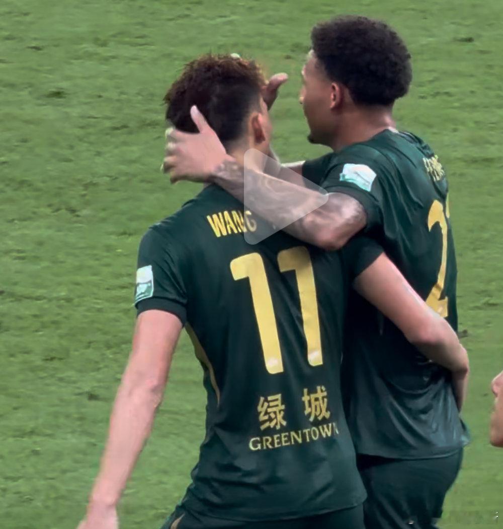 卡多索和小王关系越来越好了摸头杀王钰栋浙江队vs深圳新鹏城