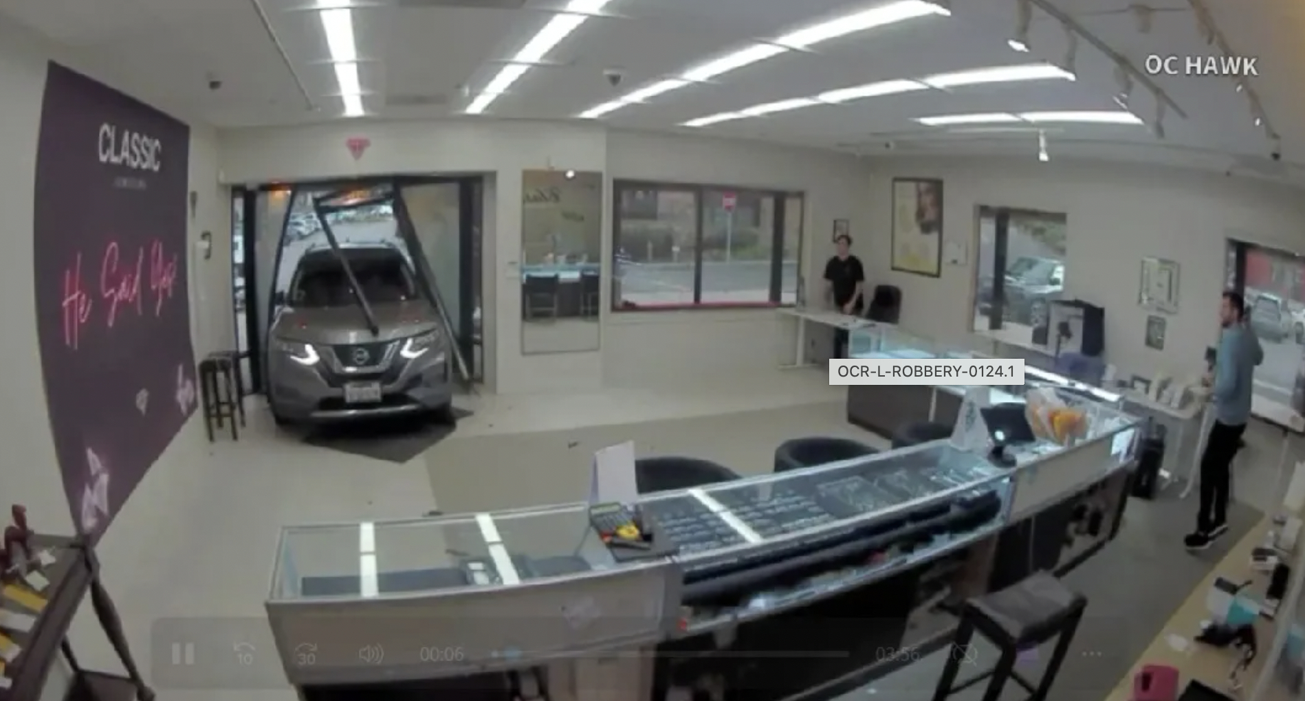 【#加州百万美元珠宝60秒被抢8人落网#】当地时间1月23日下午，美国加利福尼亚