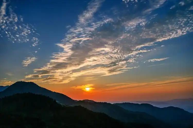 看到“月落西山大地暗”这个上联，我脑海里一下子就冒出了两个下联。
一个是“日升东