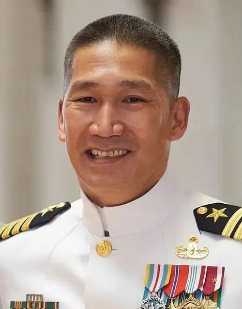 美国军队还在使用马扎当做凳子。
2026年2月27日，美国海军副部长曹洪在弗吉尼