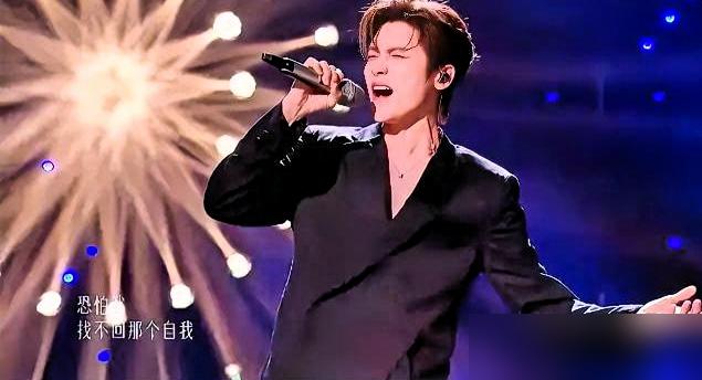 侯明昊在《歌手》唱了个第一，很多人觉得是演员跨界，是天赋。

天赋？

15岁，