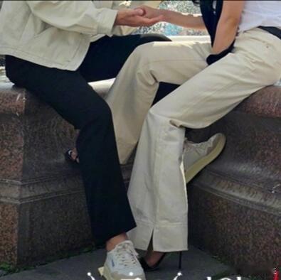 她的腿靠在他的腿上，金秀贤金智媛好有CP感的两双腿！ ​​​