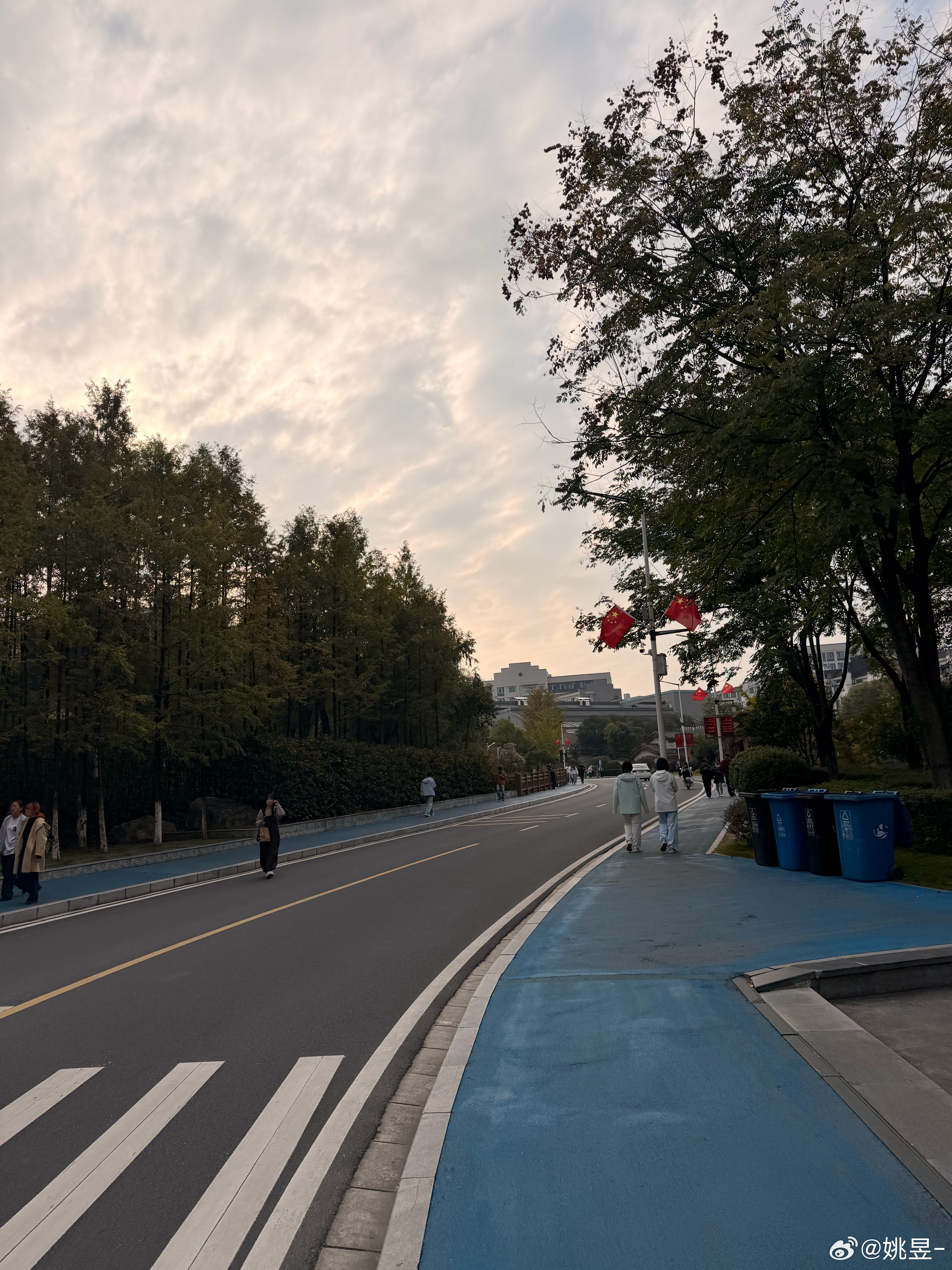 今天在学校呆了一下午，晚上和学生们待在一起突然觉得生活有时候真该慢下来每次来学校