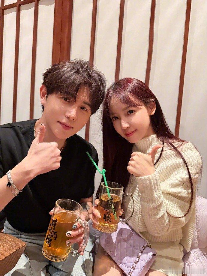 哈哈哈网友评论 小酒馆开业的动态，问她“不应该开服装店吗？专门卖淡黄色的裙子”，