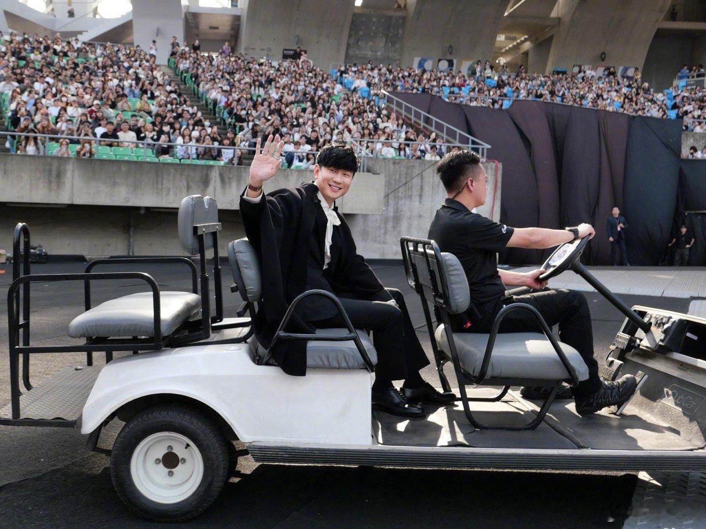 林俊杰闯韩林俊杰AAA舞台封神独唱两首金曲开口即暴击，获奖+群星合照双丰收，闯韩