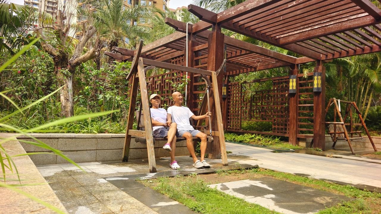 今天东方滨海区有焰火和无人机表演，小胖想去看，离得远，走不过去，只能开车。特地没