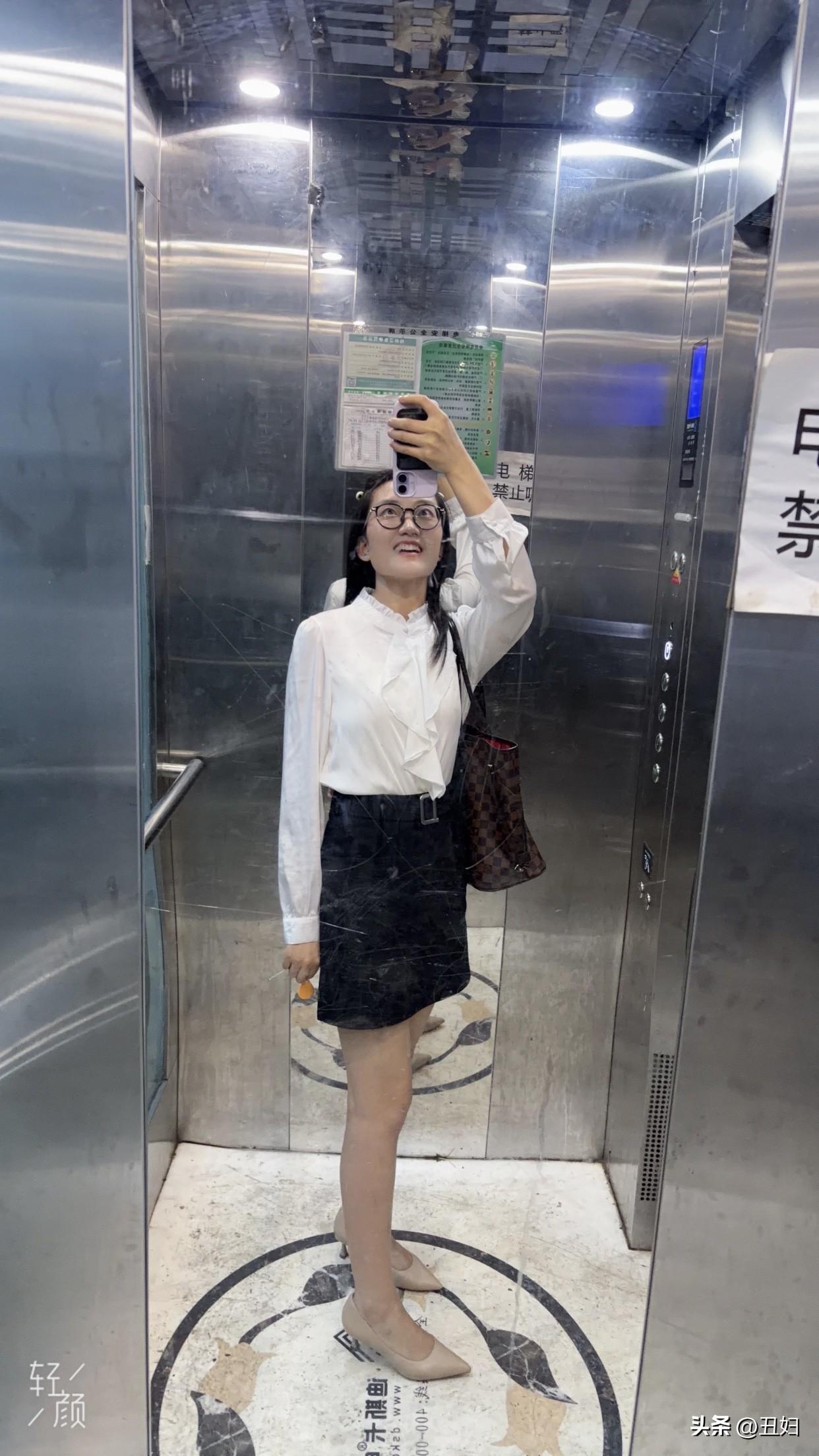 经典小黑裙如何配出高级感经典小黑裙配白色衬衣搭裸色高跟鞋，这搭配简直能秒变高级感