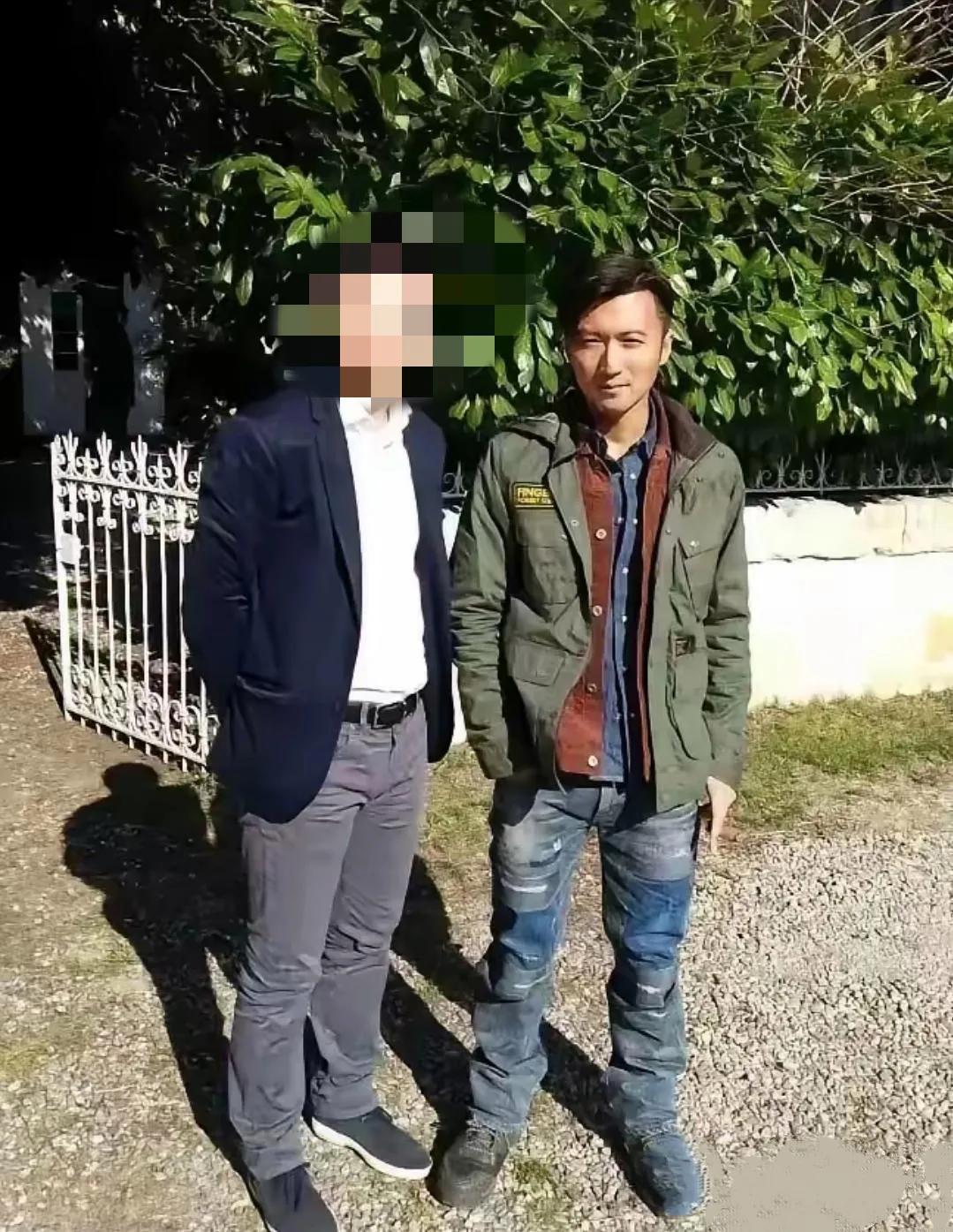 这个根本不是谢霆锋吧？这个粉丝说是和谢霆锋的合影留念，怎看也不像，谢霆锋那里会穿