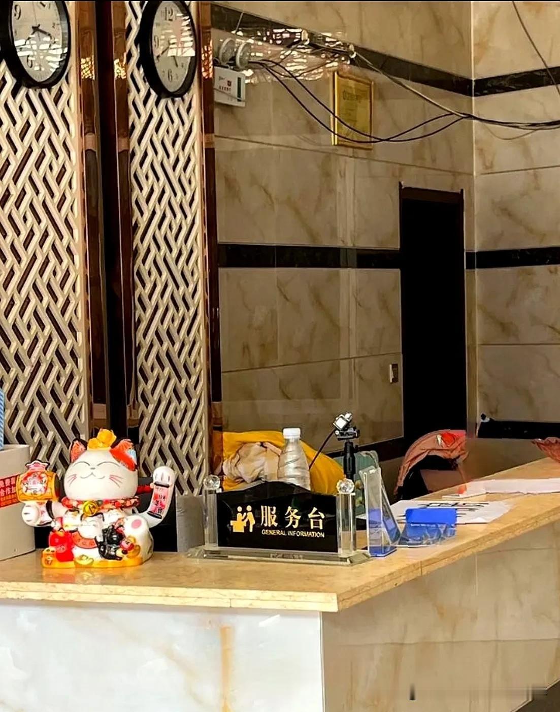 今天在旅居的民宿前台，听到女店主和住客一段哭笑不得的对话。

住客提议，他们一行
