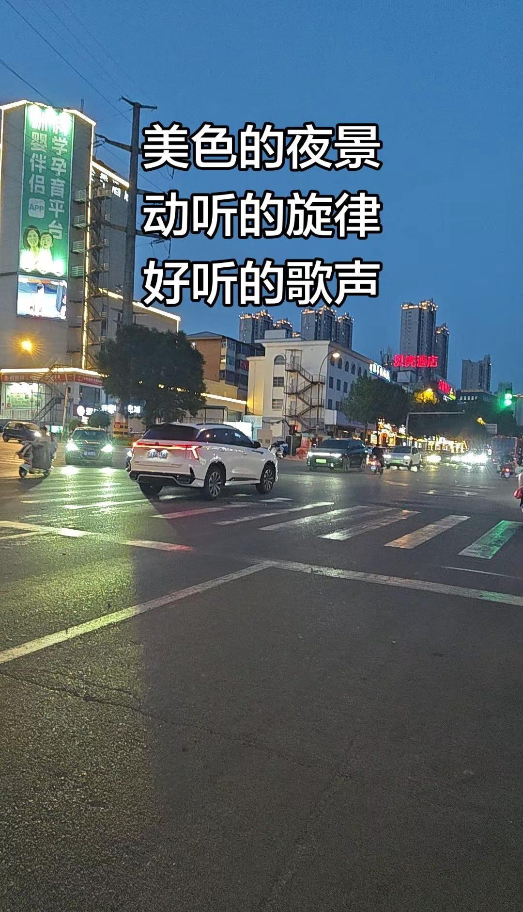竹楼静坐，听雨落人间 雨敲青竹，心归安然。远山笼薄雾，青竹围小楼。细雨淅淅沥沥敲