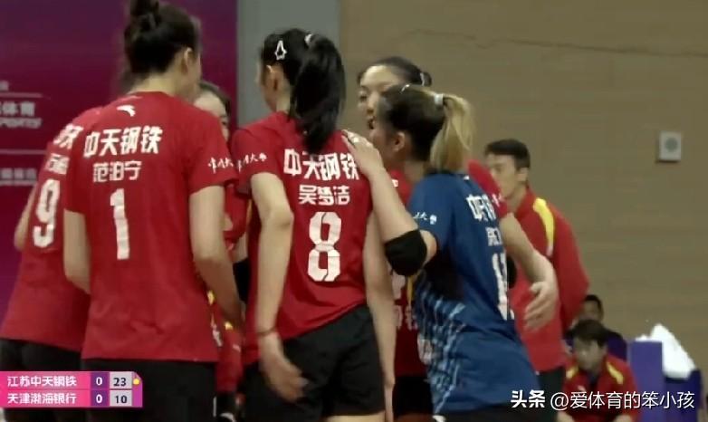 女排超级联赛半决赛的赛场上，尽管上海女排和山东女排的比赛可以说有点一边倒的意味。