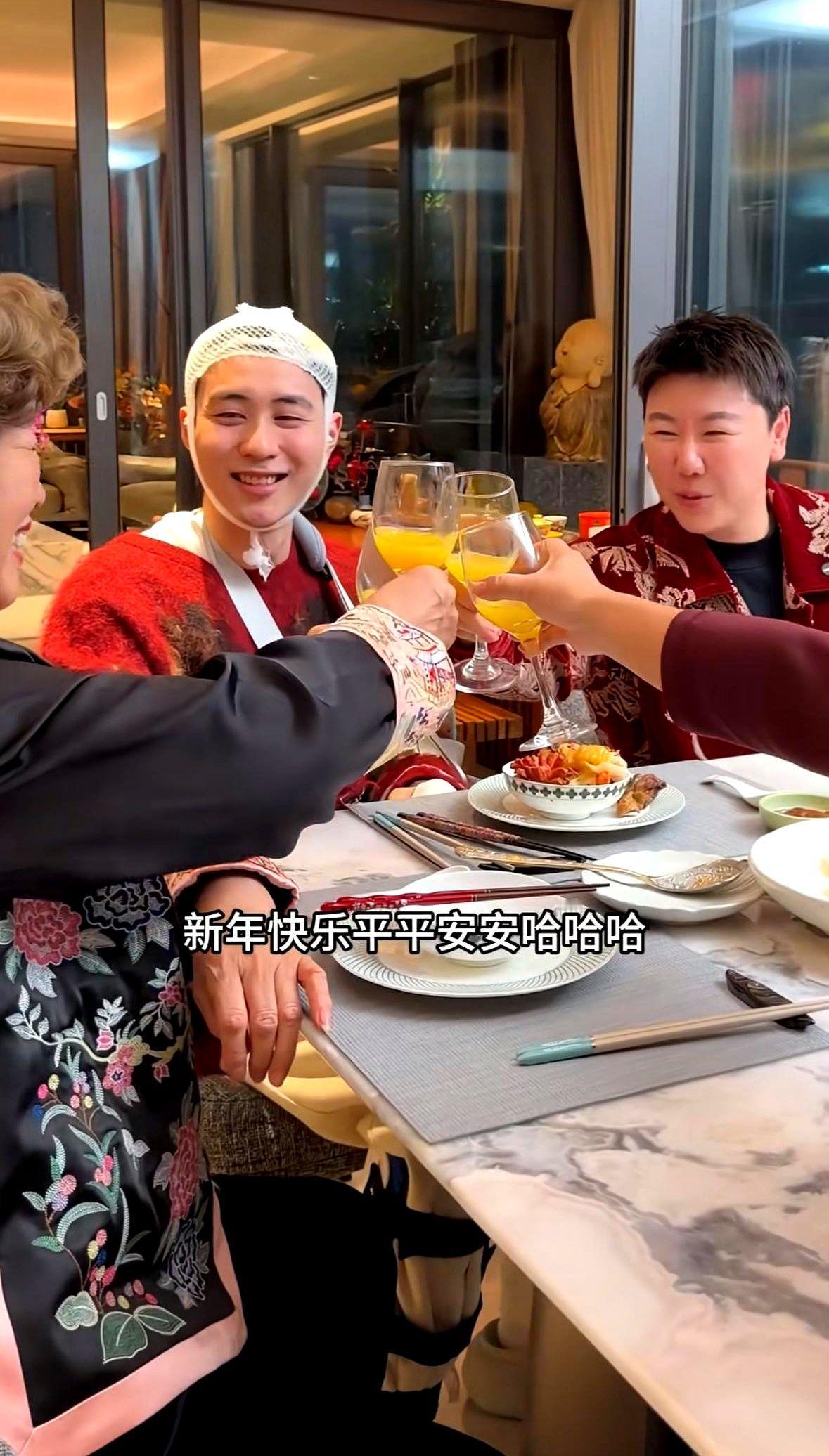 从凯凯昨晚晒出出院合影开始，粉丝区里瞬间沸腾，几万条“恭喜出院”刷屏，可热搜同时