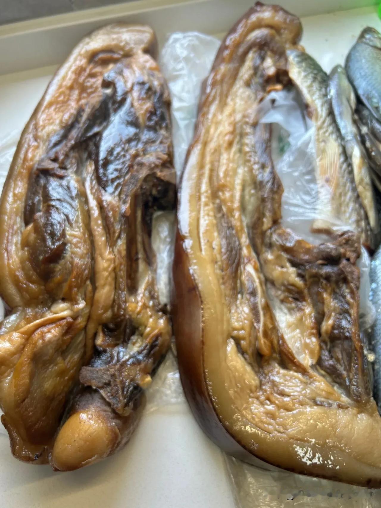 我爸又叫我弟带了好多腊鱼腊肉过来