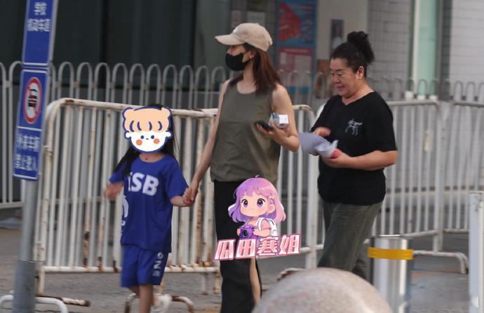 高圆圆带女儿去医院 高圆圆带着女儿现身儿童医院就诊，候诊时，高圆圆陪着女儿一起坐