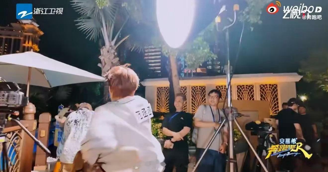 范丞丞终于对姚译添下手了奔跑吧姚译添这个导演不好当，居然还有被喷墨水的风险，谁让