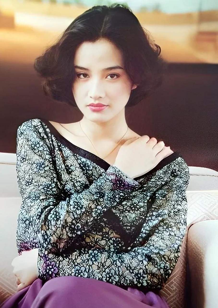 瞿颖 颈部艺人既能从容调侃自己，又能用轻松的状态对待身边所有人，颈部艺人瞿颖，内