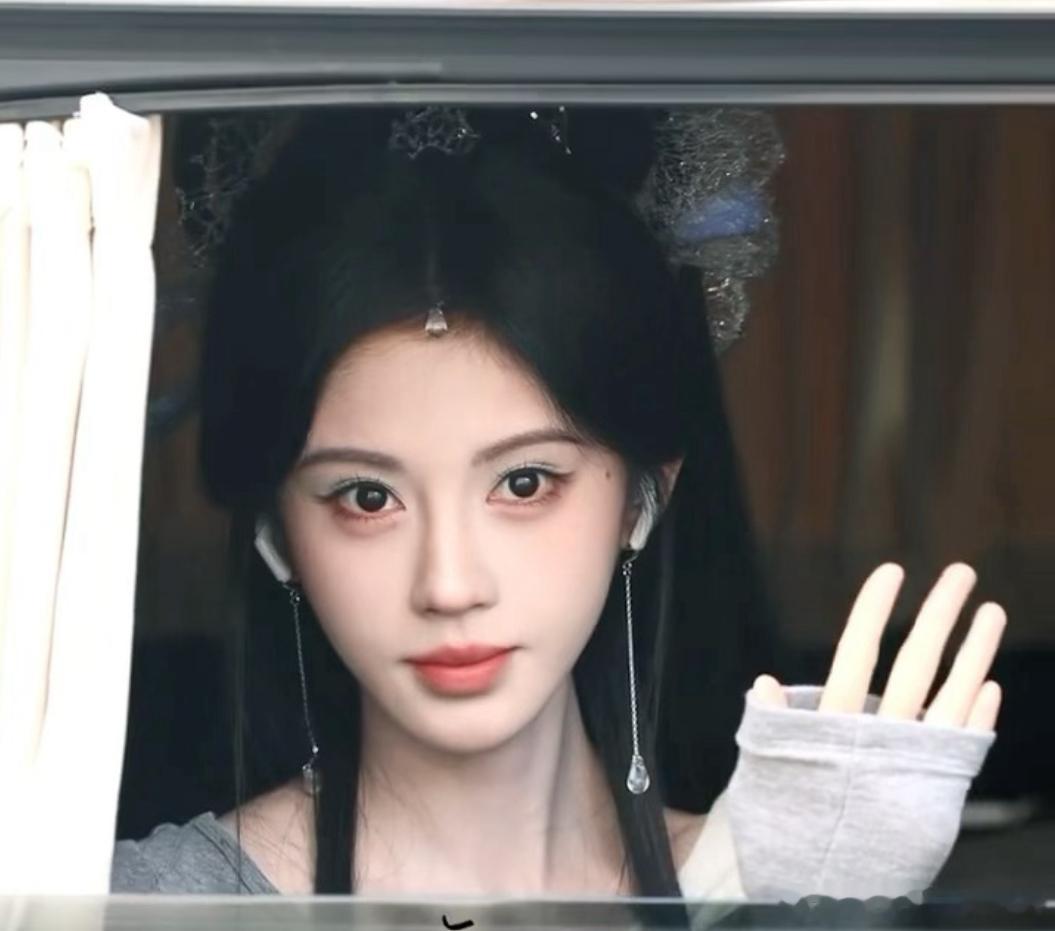 鞠婧祎怼脸镜头里的美很自然，“阿黛出妆” 造型下，她的妆容与五官贴合，透着温婉气