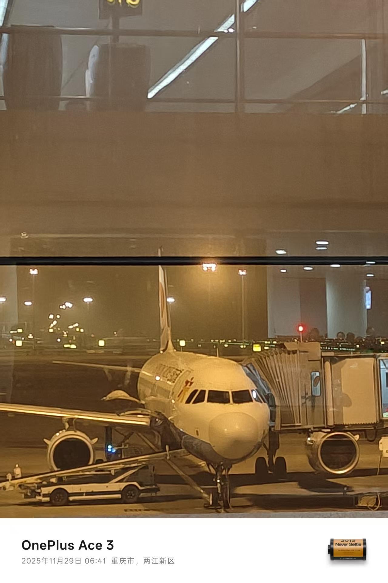 此刻坐在前往香港的飞机上，心情格外激动。小时候就被香港的武侠小说和影视动作片种下