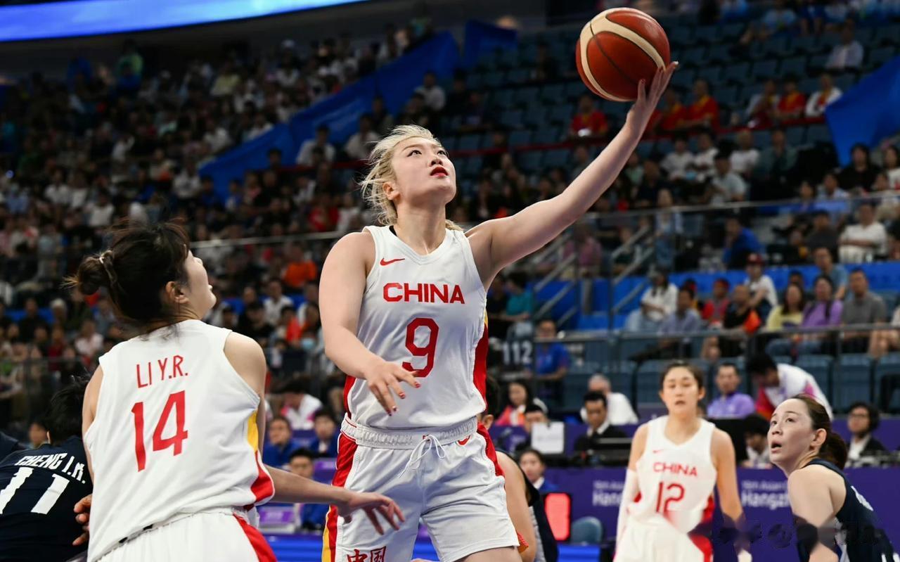 中国女篮104-60中国台北女篮，得分超过20分的3名球员一览:

1、李月汝，