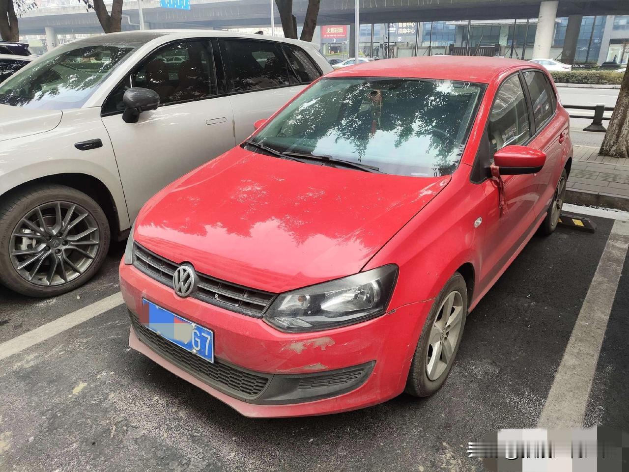 今天去零跑4S店收了一辆大众Polo报废车
车主说：2011年6月上牌，表显公里