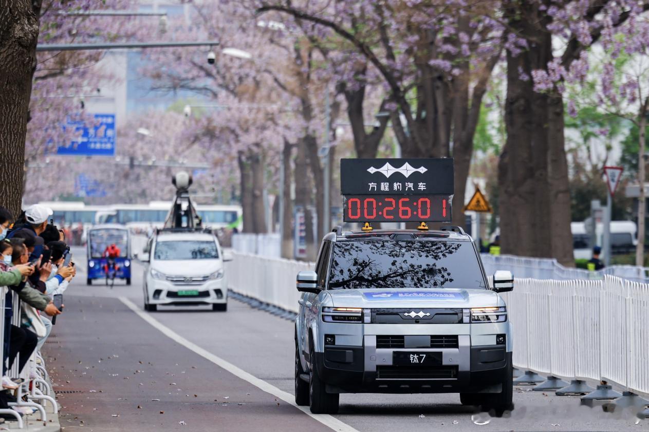 方程豹汽车卖得好不是没有原因的，把个性化，科技感，潮流范儿都拿捏了。这次护航机器