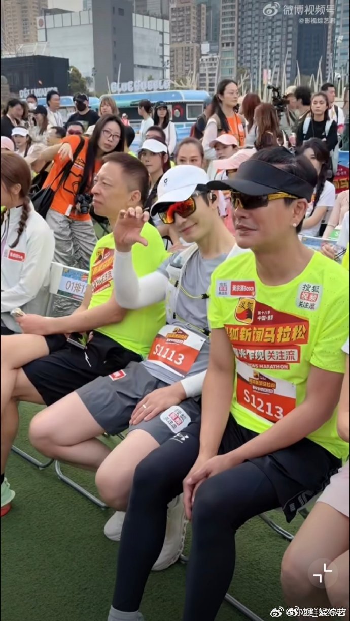 黄宗泽学黄晓明饭撒 不愧是综艺感拉满的艺人，黄宗泽模仿饭撒毫不扭捏，表现力绝了。