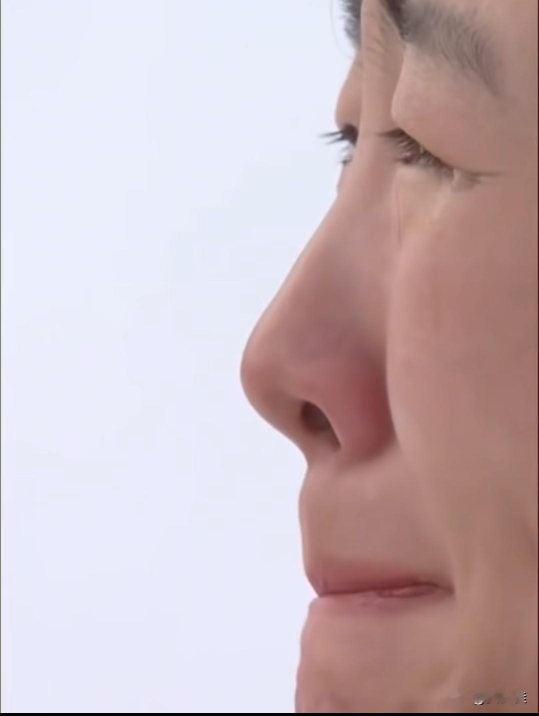 你们发现了没？徐梦桃夺冠，国旗高高升起时，她的眼泪像一根线似的往下流，可眼睛始终