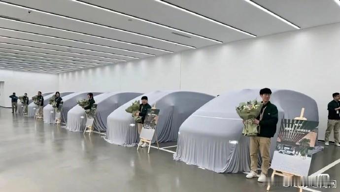 理想汽车交付，布的颜色好像换了，不是之前的黑色了，这次比较正式，期待能够热卖，理