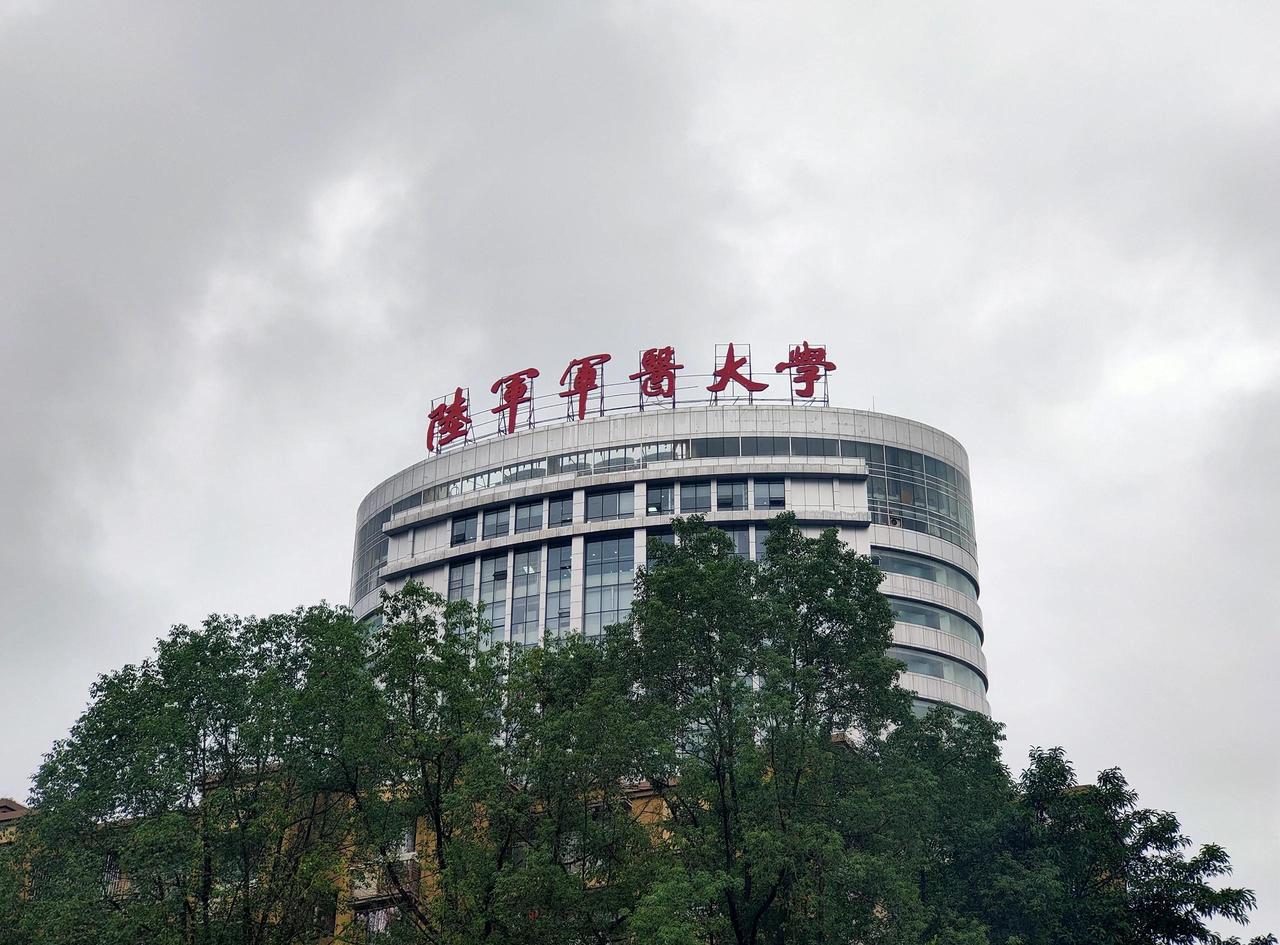 经常看到有人拿成都华西来对比，说重庆没得那种全国顶尖的医疗王牌。
但我并不羡慕，