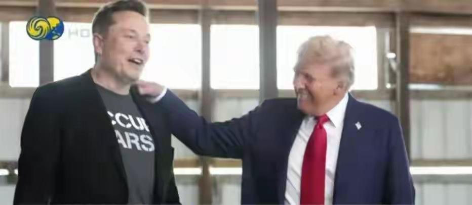 马斯克在特朗普身边松弛感满满，特朗普在演讲，马斯克在他身旁快乐起飞。