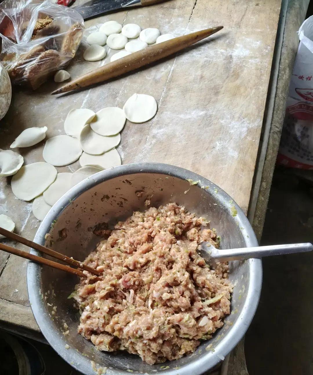 保温包厂春节放假七天，初七早上八点机器就轰隆隆响。

老板娘在门口发红包，一人两