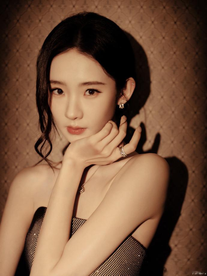 张艺凡抹胸长裙谁能拒绝张艺凡的抹胸长裙造型！抹胸设计大方展露优雅舒展的肩颈线条，