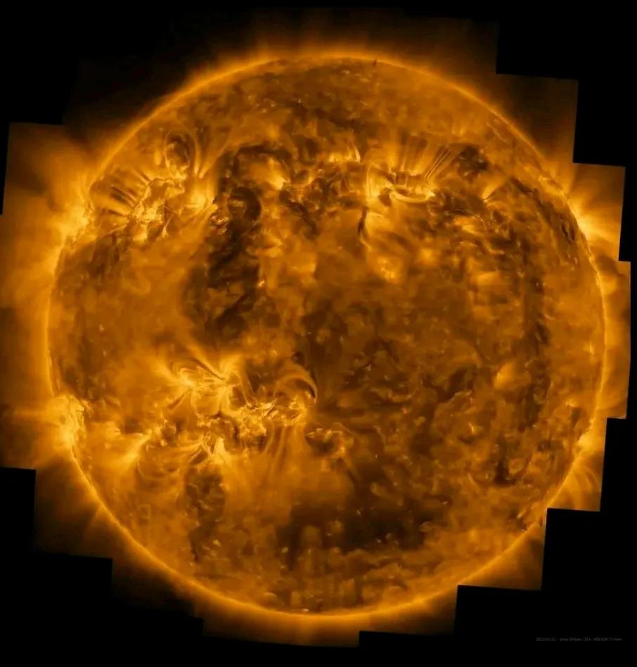 见识一下吧：太阳轨道仪器EUI紫外光下拍摄的太阳图像照片。燃烧了亿万年的太阳，到