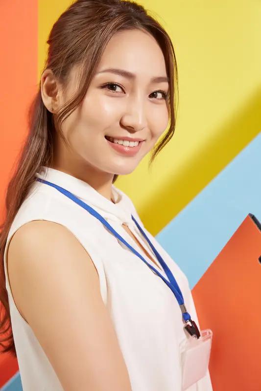 老板悄悄走到我邻座的女员工身边
压低声音问：
“今晚有空吗~”
女员工茫然：“有
