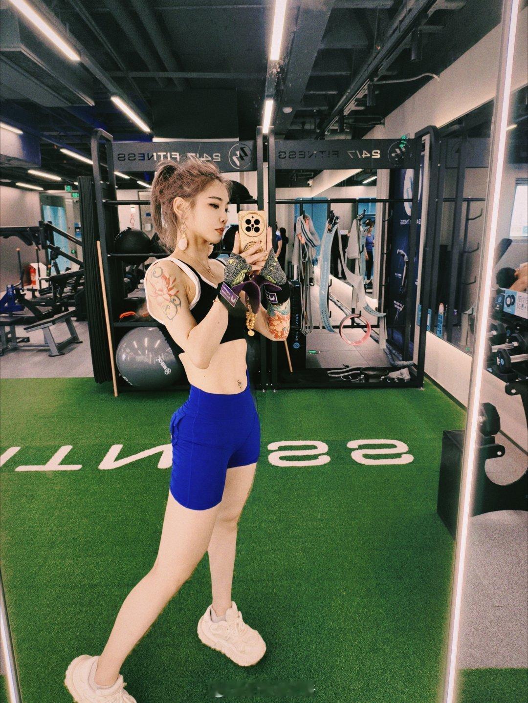 Morning! 又是积极上进的一天哦！告诉大家一个好消息。今天周五啦！我的日常