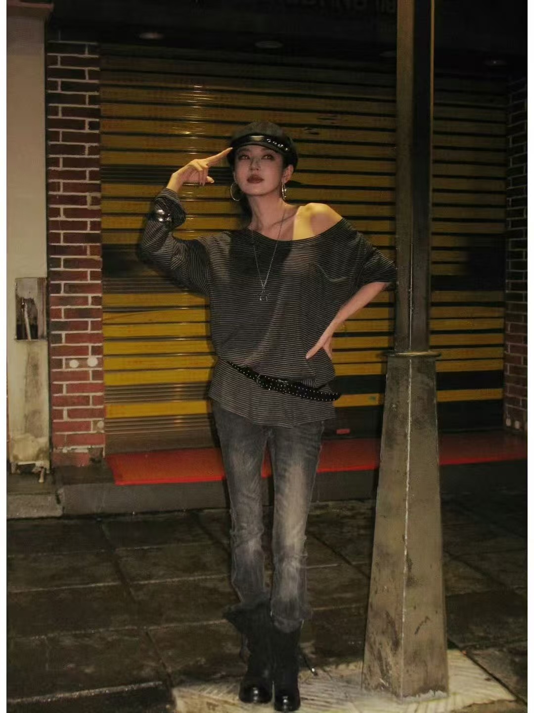何瑞贤古早台偶女主既视感一袭造型梦回经典台式偶像剧，何瑞贤眉眼明艳易碎，糅合大女