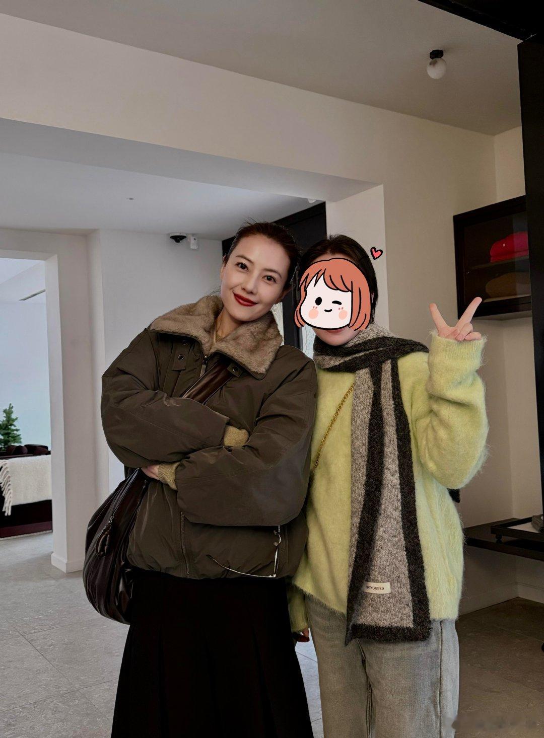 网友韩国偶遇高圆圆逛街网友韩国偶遇高圆圆网友韩国偶遇高圆圆，她双臂交叉的模样又美