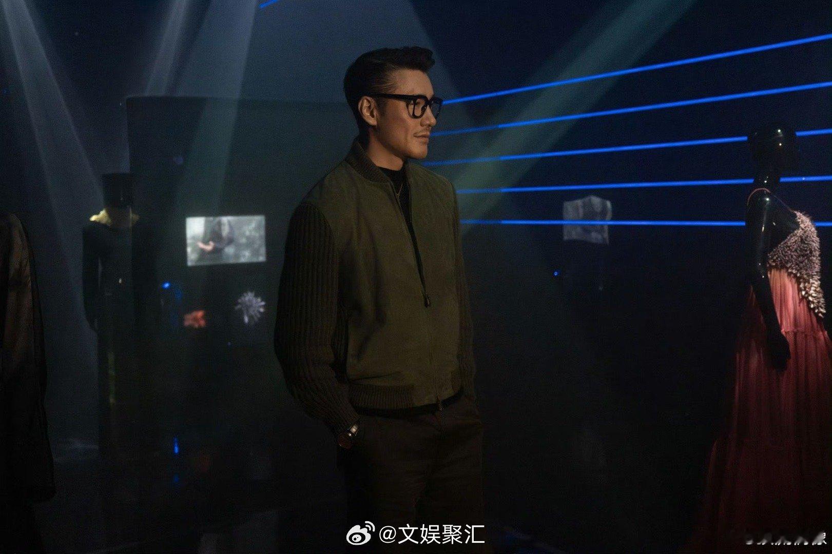 胡兵在伦敦打造赛博非遗秀场hello时装周谁能想到白族扎染居然能以这么赛博的姿态