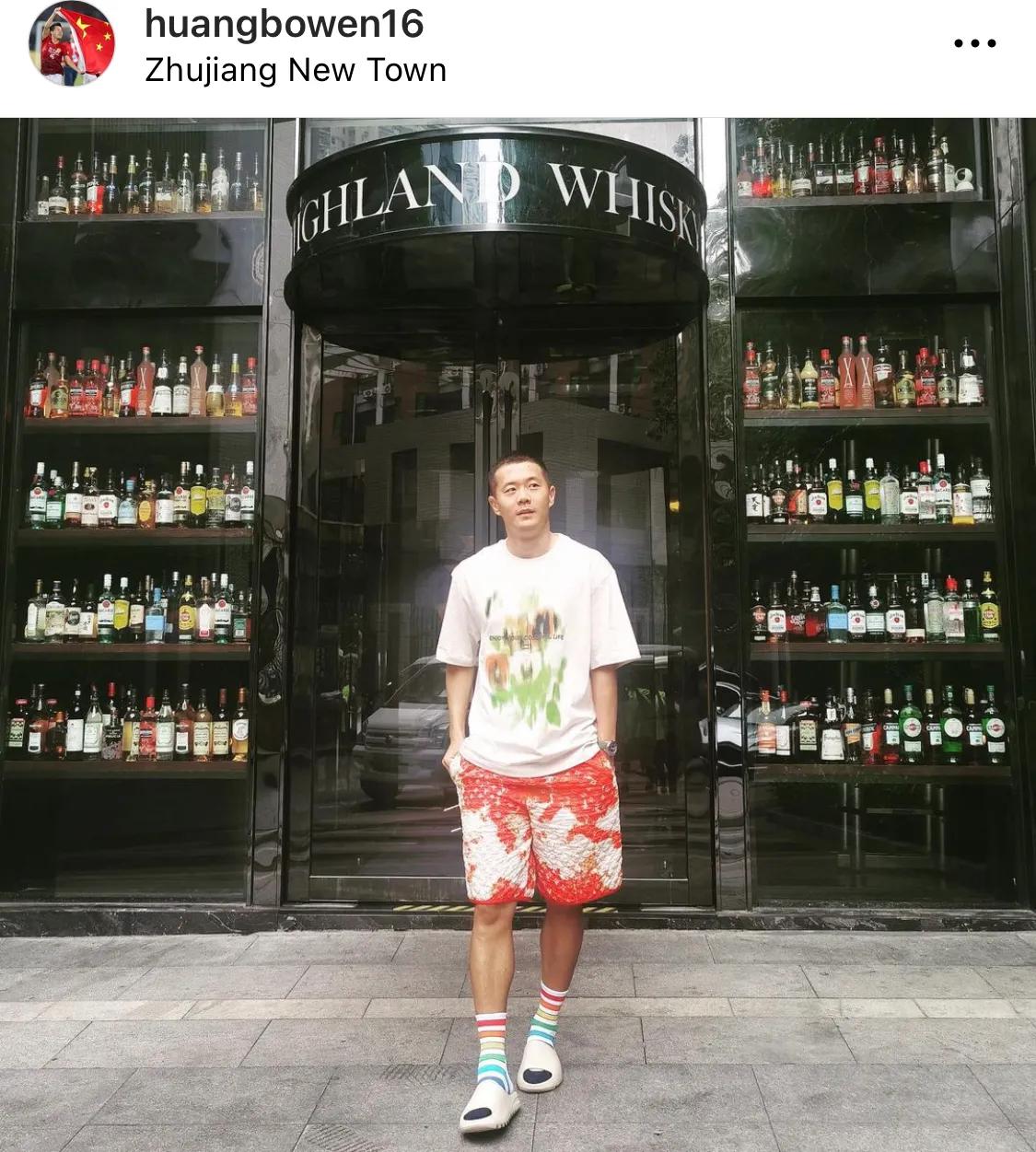 【小黄的新宠？】黄博文前段时间正式宣布退役，从头到尾的印象都是一张娃娃脸[可爱]