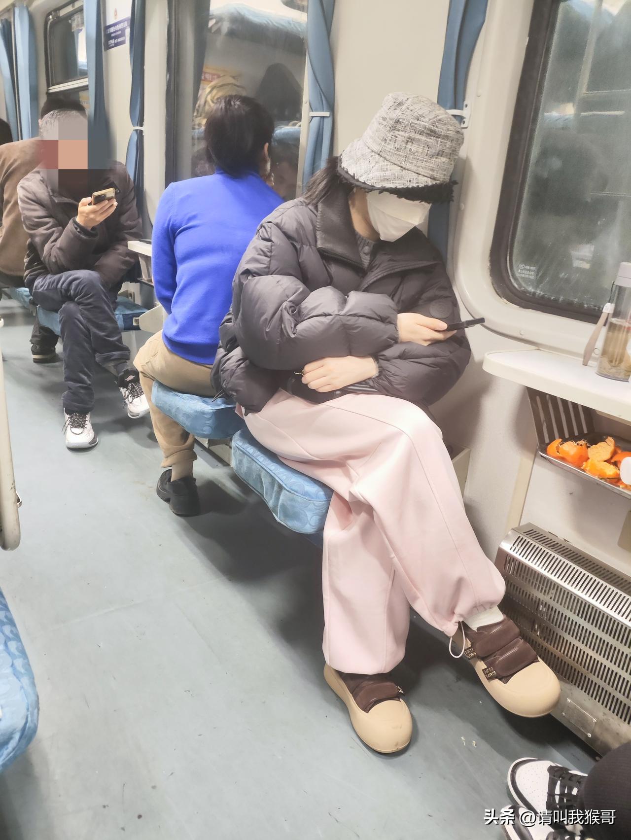 坐个火车而已，至于包裹的这么严实吗？