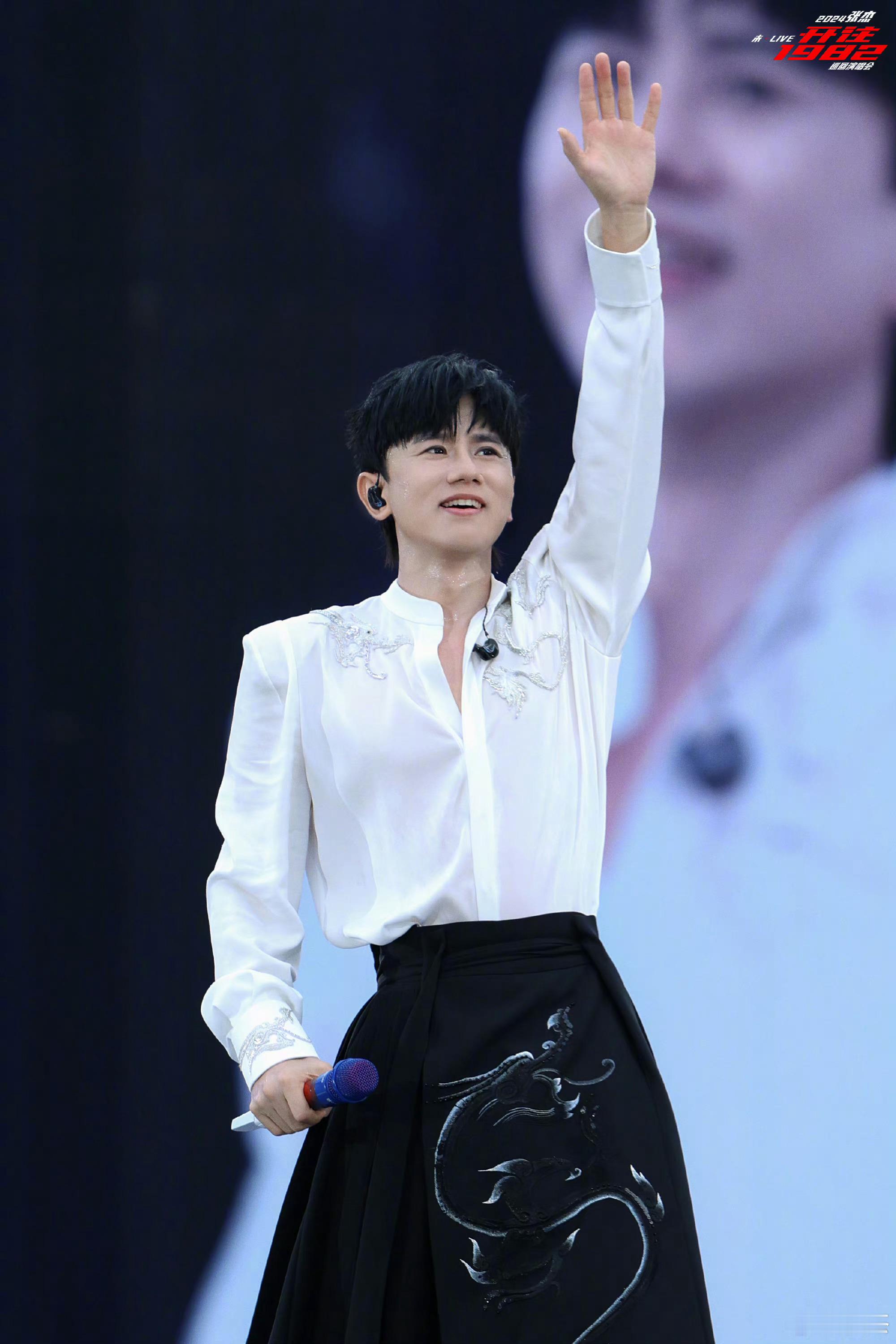 #谢娜看求婚张杰看谢娜#幸福在张杰谢娜身上真的具像化了[爱慕]“可我只看向她眼底
