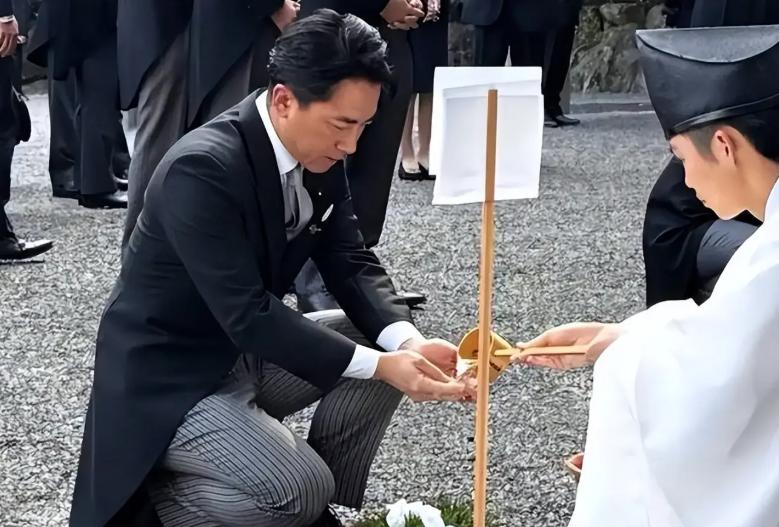 日本防卫大臣“拜鬼”！8月15日，日本战败投降81周年一早，小泉进次郎以现任防卫