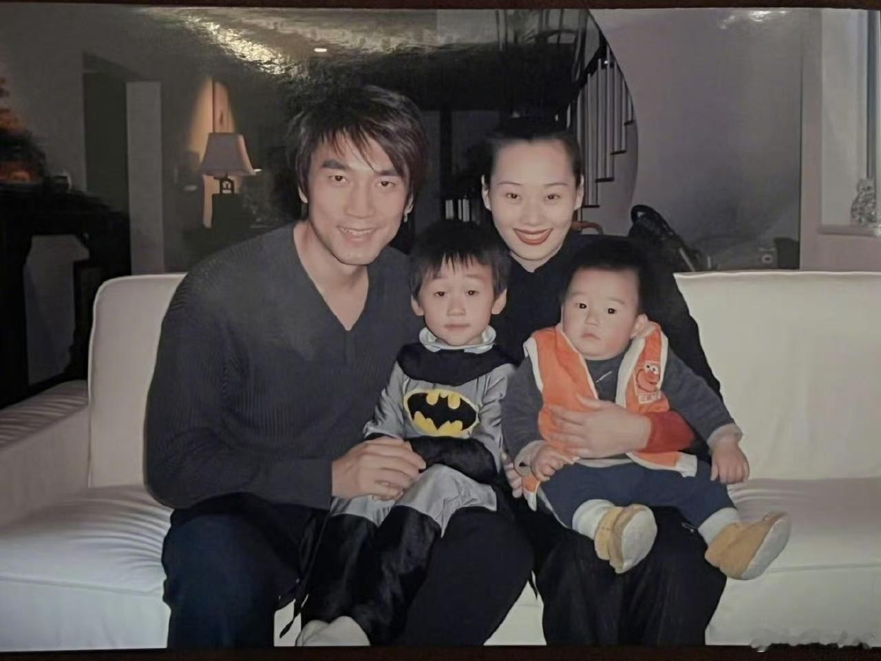 林依轮（轻轻握住妻子的手，眼神温柔）：

