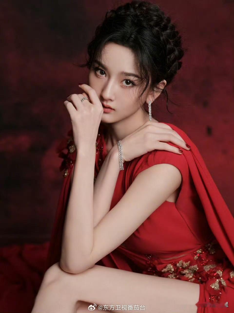 @宋祖儿lareina ×星光大赏红毯，深开衩红裙，裙身上的褶皱和钻饰细节增加了
