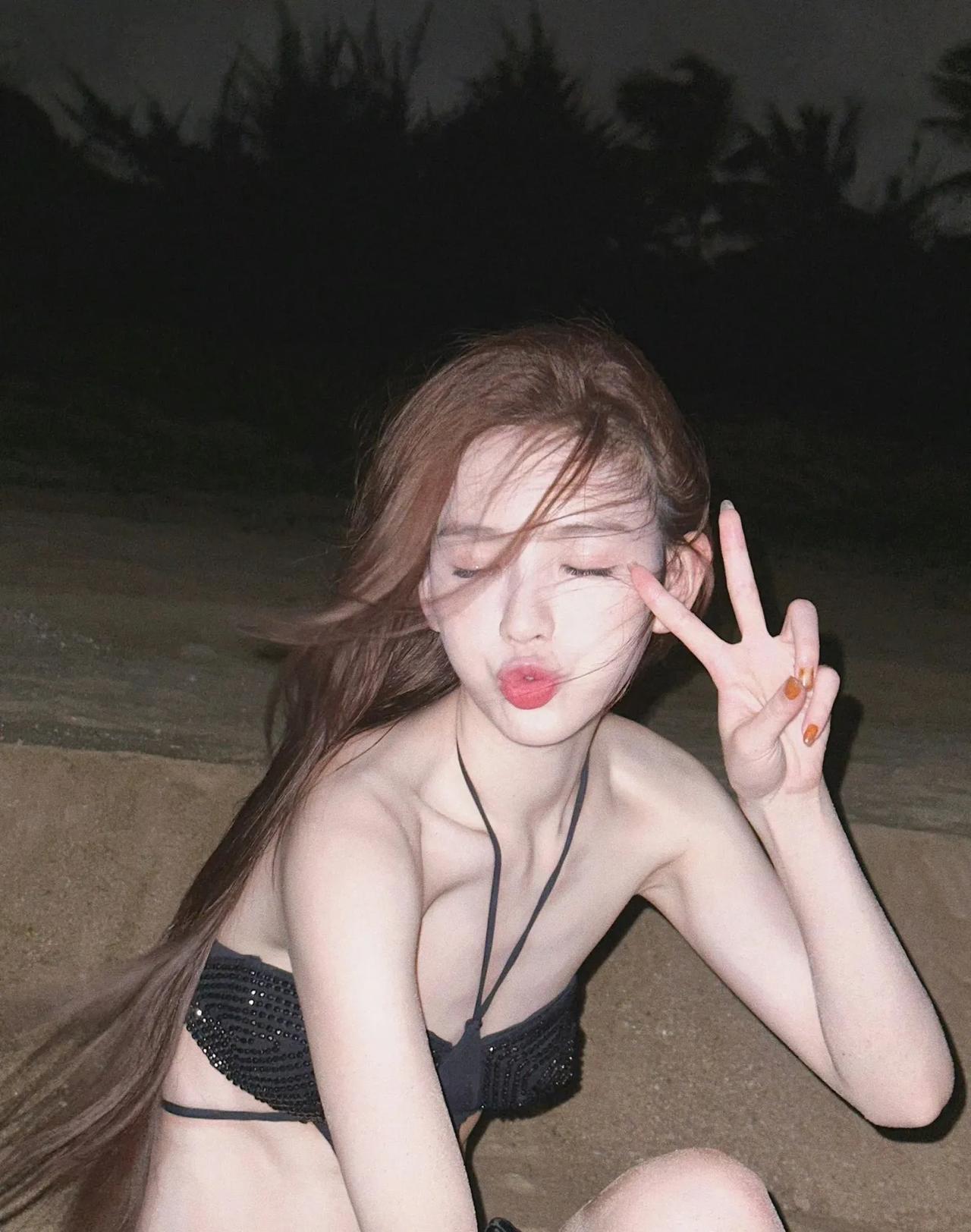 谁被孙一宁这组海边图惊艳到了？
夜晚沙滩的随性，白天阳台的明媚，简单黑色穿搭，把