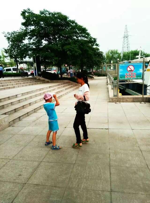 我挺佩服我老婆的，老婆今年45岁，身高1米65，结婚时的体重98斤保持了整整20