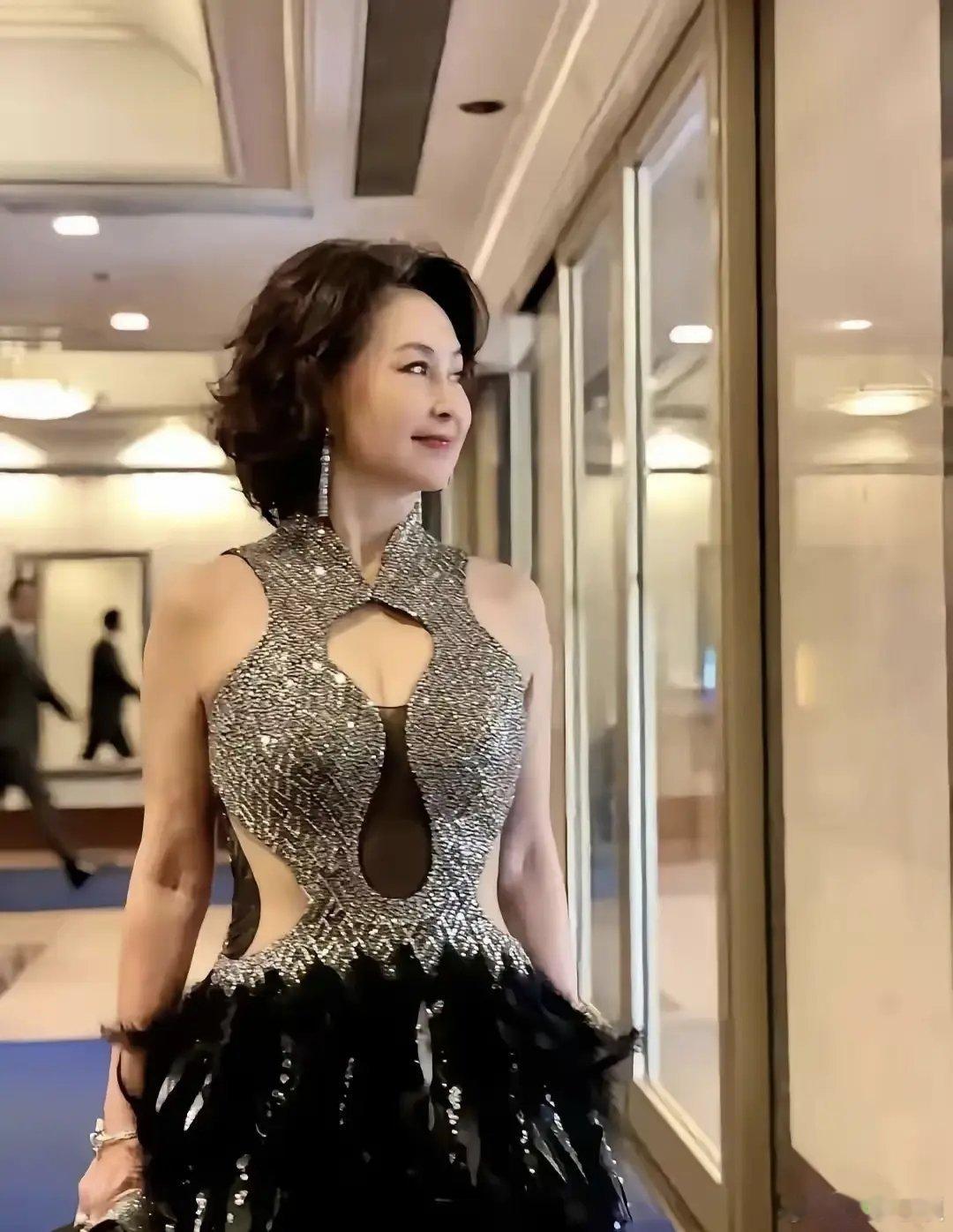 真不愧是陈百强看上的女人，都60多岁了还美的像一朵花 