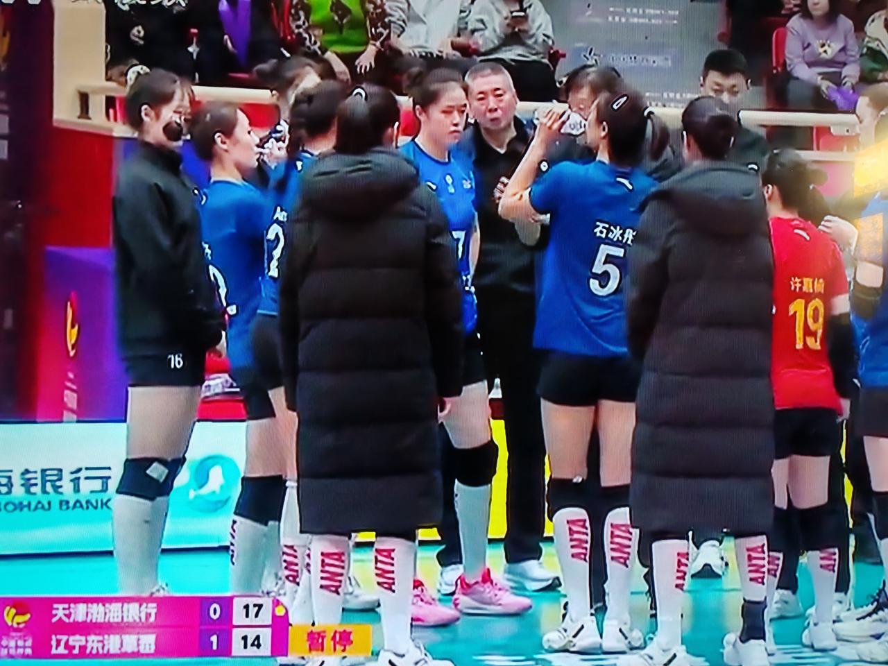 女排排超联赛第十三轮，天津女排主场迎战辽宁女排，辽宁女排26：24拿下第一局，第