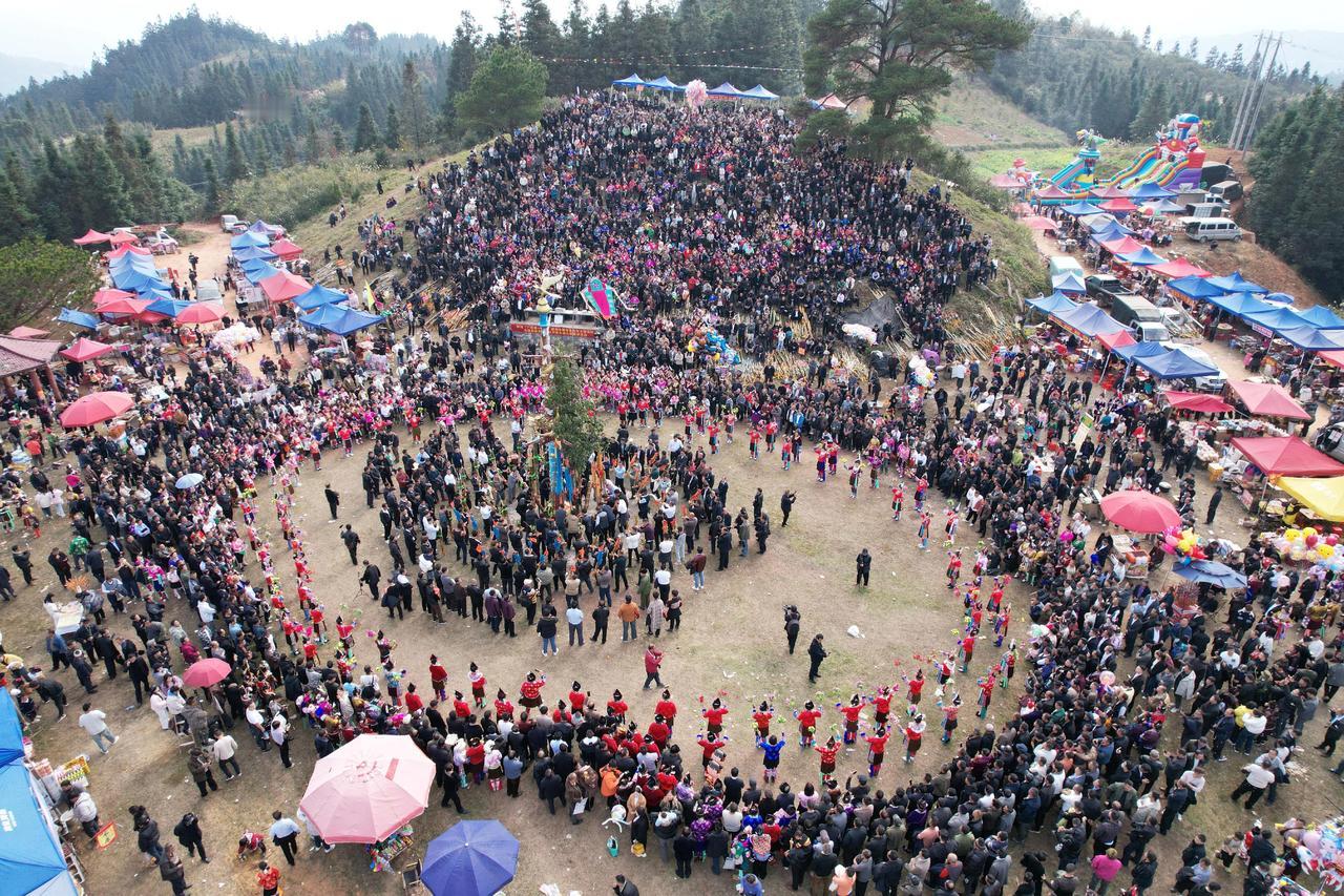 融水县大年乡林浪村芦笙比响坡会节，规模宏大，参赛芦笙队200多支，现场观众8万人