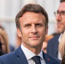 马克龙跟内塔尼亚胡和黎巴嫩总统奥恩通话，表示现在黎巴嫩的局势很让法国担忧，必要时